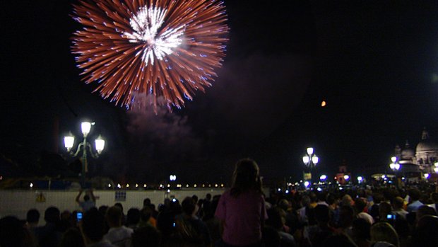 Das obligatorische Feuerwerk zum Abschluß der Festa del Redentore in Venedig.