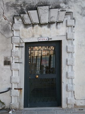 Venedig schiefer Hauseingang