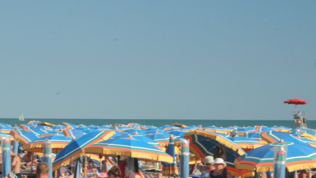 Über den Schirmen von Bibione
