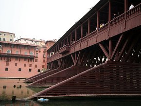 Seitenansicht der Ponte Vecchio in Bassano del Grappa