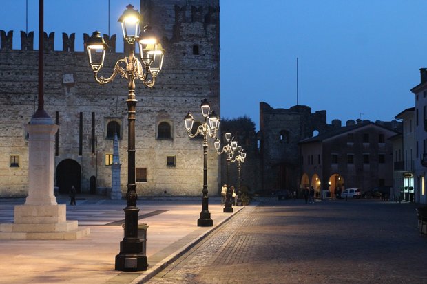 Piazza degli Scacchi zur blauen Stunde