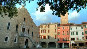 Piazza von Portogruaro mit Rathaus und schiefem Campanile