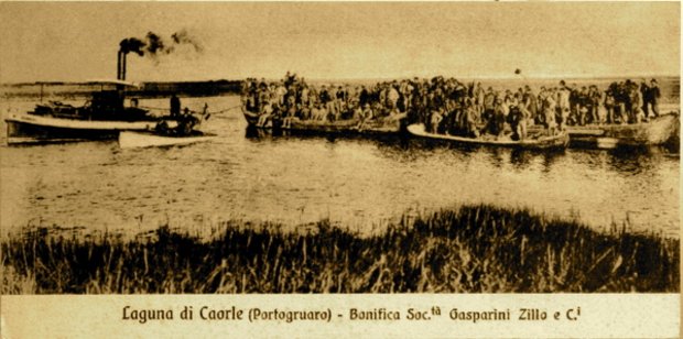 Bootsumzug in der Lagune von Caorle