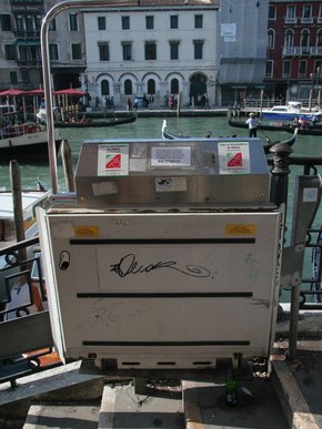 Rollstuhlaufzug am Canal Grande in Venedig. Rollstuhlaufzug am Canal Grande in Venedig.