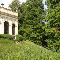 Ein Gartenpavillon auf einem Hügel Ein Gartenpavillon auf einem Hügel