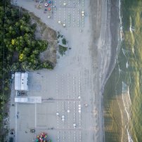 Abendliche Drohnenstimmung am Strand von Ravenna.