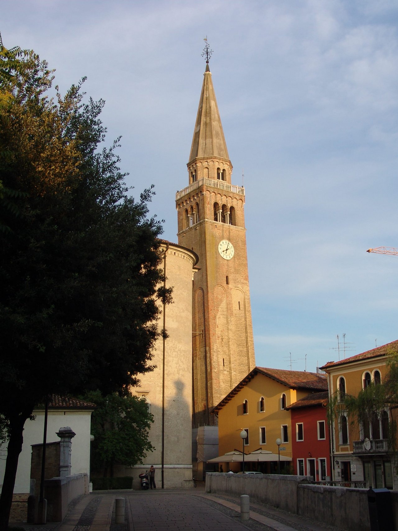 Rückansicht Dom Portogruaro mit schiefem Campanile