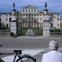 Zum Haupteingang der Villa Manin